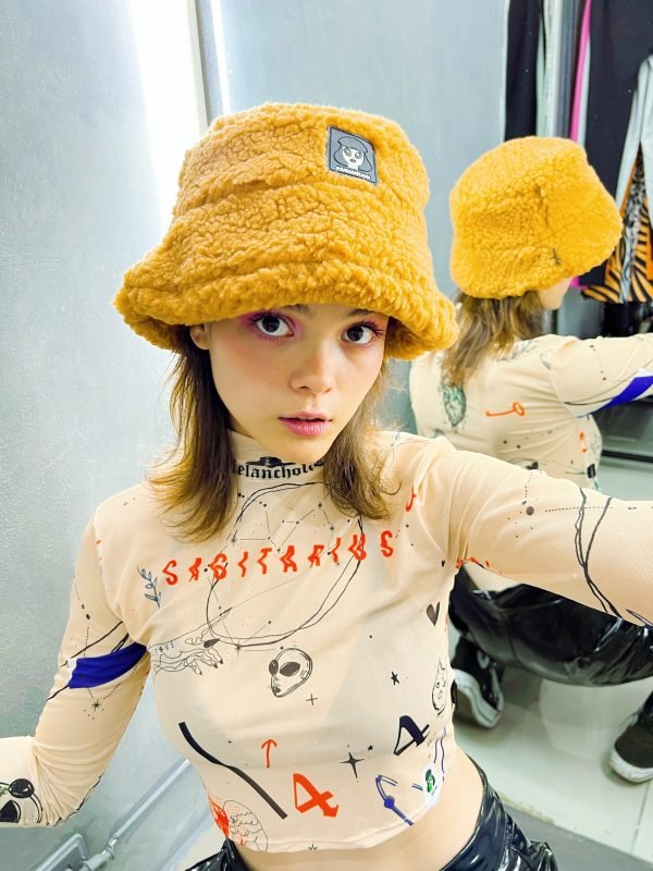 Bucket hat furry caramelo 🧸 - Imagen 3
