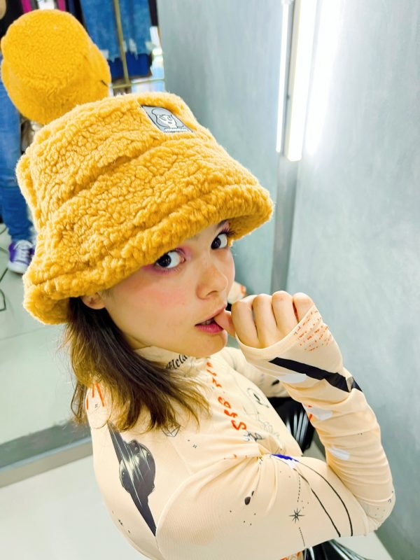 Bucket hat furry caramelo 🧸 - Imagen 4