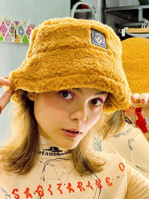 Bucket hat furry caramelo 🧸